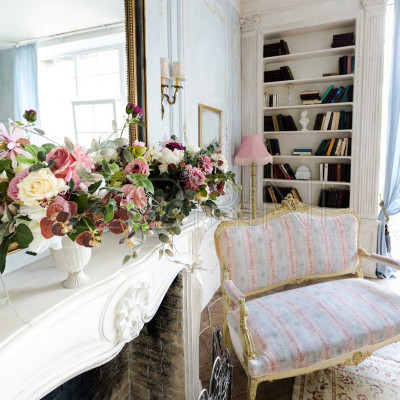 Белые стеллажи