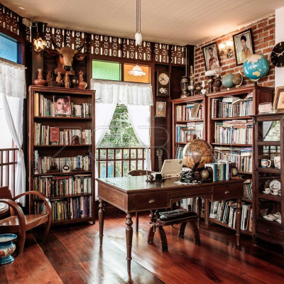 Из красного дерева