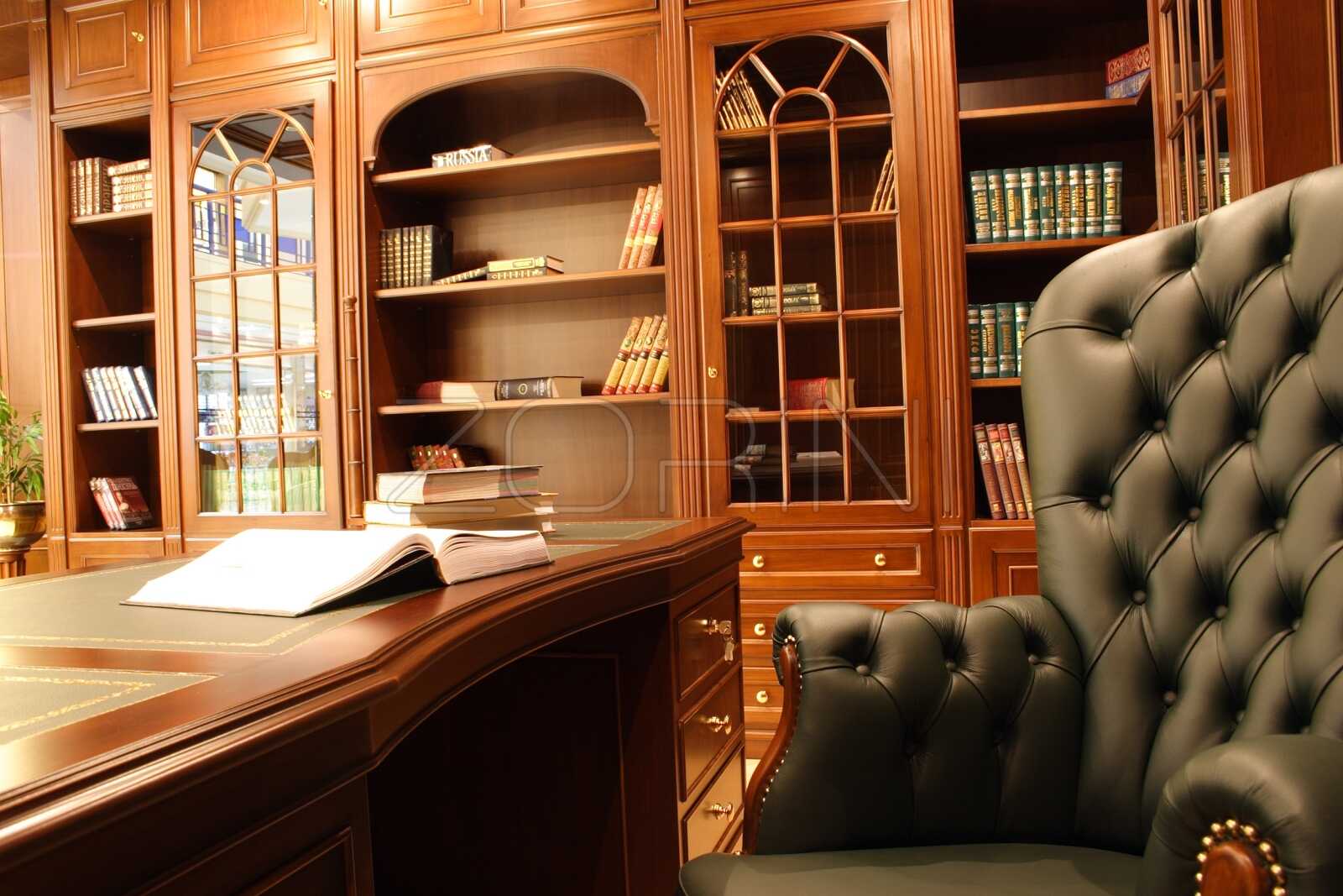 Стол в кабинет в классическом стиле - фото
